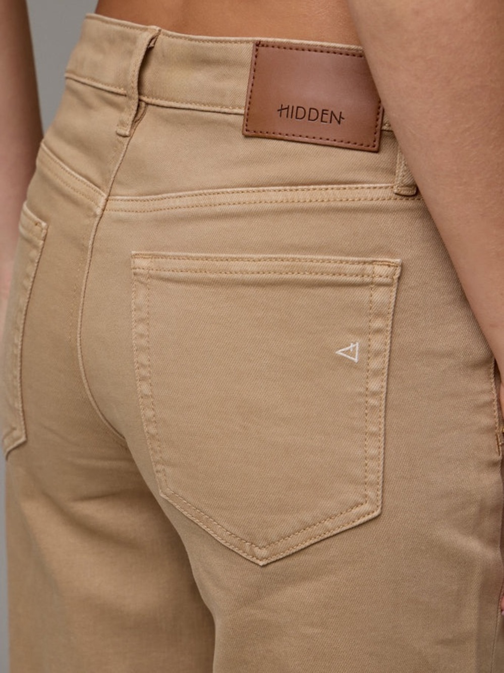 NWOT Hidden Jeans LA Straight Fit Jeans in Khaki